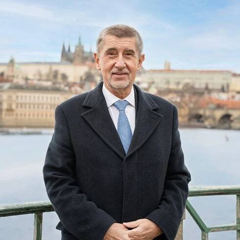 Babiš ve frontě na klenoty ukázal své jezulátko - Minutové zprávy 