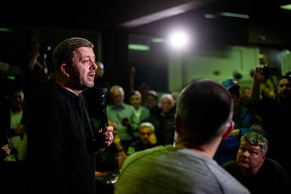 VIDEO: Nadávky, tykání, pískot. Ministr Rakušan zažil v Karviné ostrou debatu