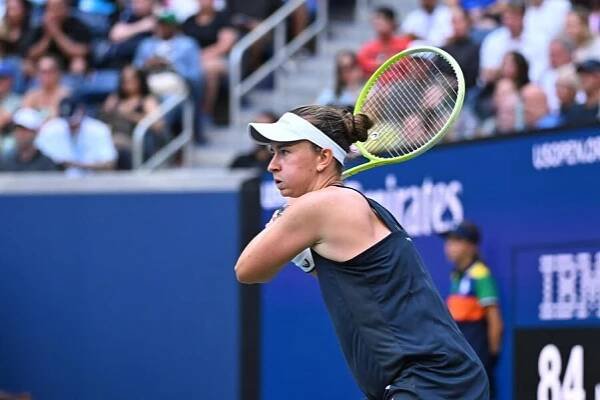 Barbora Krejčíková v osmifinále US Open 2025 předvedla skvělý obrat, spolu s dalšími Češkami a Čechy hraje i dnes.