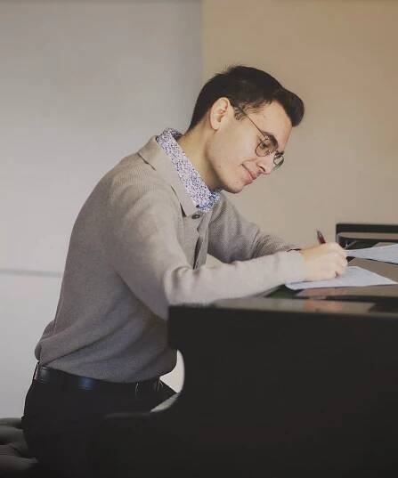 Arnau Gran composing on a piano