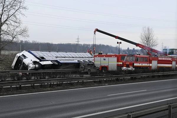 Kvůli nehodě kamionu byl několik hodin uzavřen dálniční obchvat u Olomouce