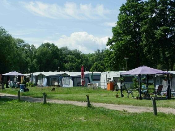 Víkendová vedra plovárny zvládnou. Někde už se vybírá i vstupné