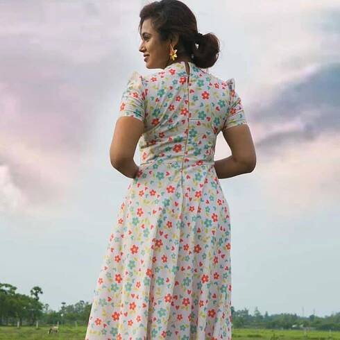 Ramya Pandian Back pose