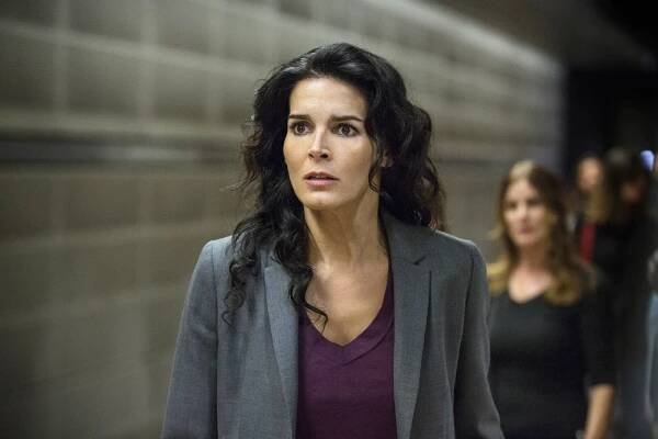 Rizzoli & Isles: Vraždy na pitevně - Osudové nástupiště (S06E01) (2015)