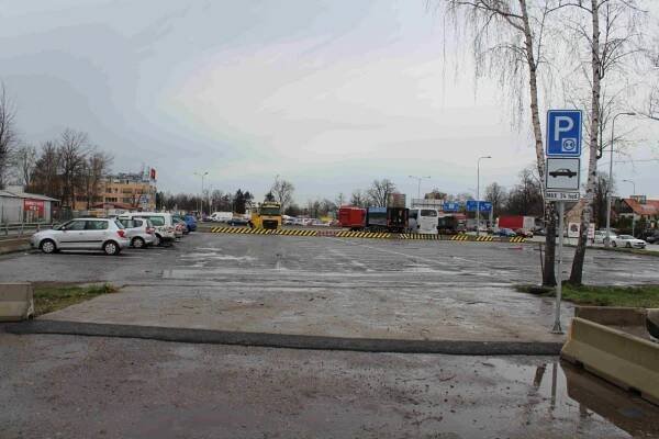 Parkoviště Na Dlouhé louce se rozšířilo, pro řidiče je zdarma