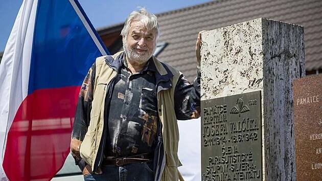 Synovec Vratislav Ebr a pomníček strýci Josefu Valčíkovi.