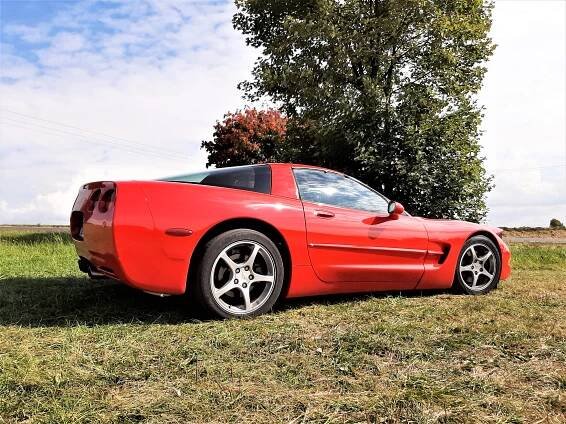Pravým americkým sporťákem po Jeseníkách. Kultovní Corvette se během jízdy umí rozbít i opravit