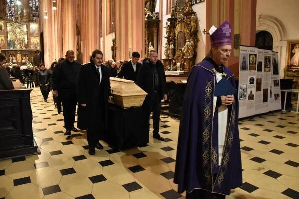 Smutné rozloučení se zvonařkou Marií (†81): Na poslední cestu ji vyprovodily zvony po celé zemi