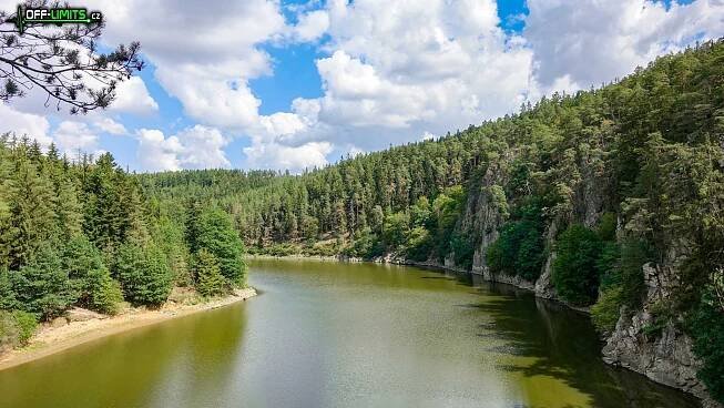Výhled na Dalešickou přehradu a skálu Halířka