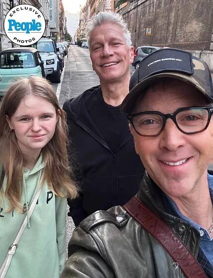 Dan Bucatinsky returns to Italy with daughter.