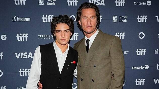 Levi McConaughey a jeho otec Matthew McConaughey v Torontu (5. září 2025)