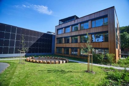 Nejmodernější škola v Česku sama rozsvítí i vyvětrá. A možná bude vydělávat peníze ze solárů