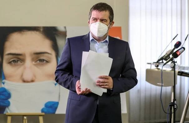 Hamáček zkolaboval a ruší program. „Asi tlak,“ tvrdí. Záchranku prý nepotřeboval