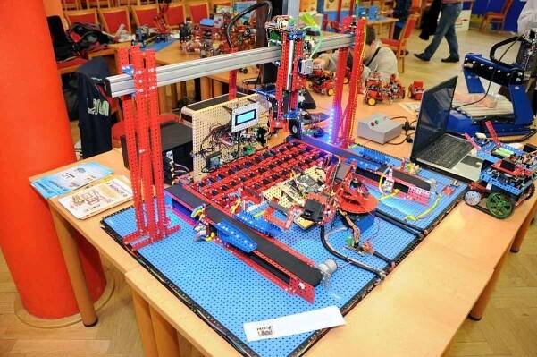 FOTOGALERIE: Roboti v ringu zápasili v sumo