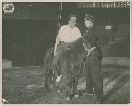 Fridolf Rhudin, Weyler Hildebrand - Fridolf i lejonkulan - Fotosky