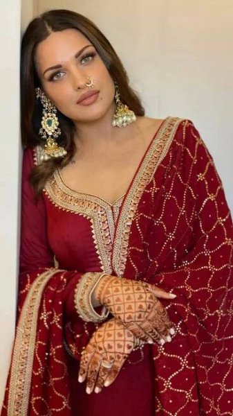Himanshi Khurana’s ethnic looks that are worth bookmarking