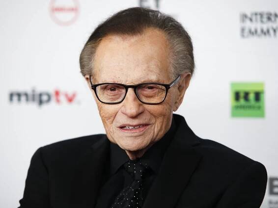 Sedmaosmdesátiletý známý moderátor Larry King je v nemocnici s covidem