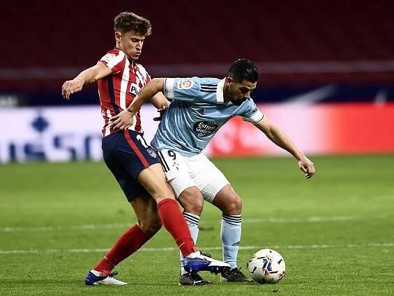 Atlético ztratilo výhru v poslední minutě, po remíze s Vigem vede o osm bodů