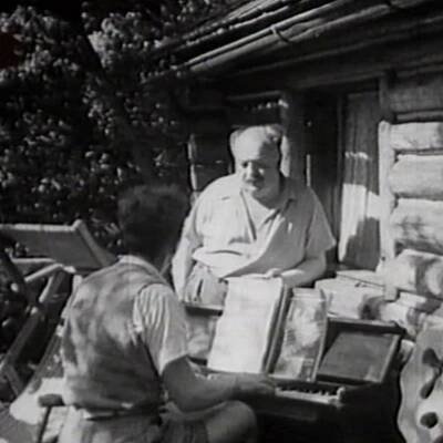 Obr.: Ingriš u harmonia na svém trampském srubu nazvaném Nemuzikantská bouda.