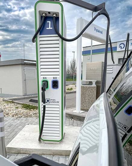 OMV eMotion sa mení, rastie a ponúka nabíjací výkon až do 400 kW - TECHBOX.sk