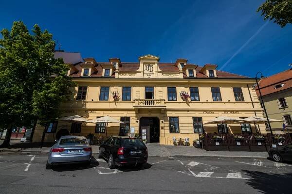 Pobyt ve 4* hotelu ve Slaném: snídaně, slavnostní večeře s vínem i wellness