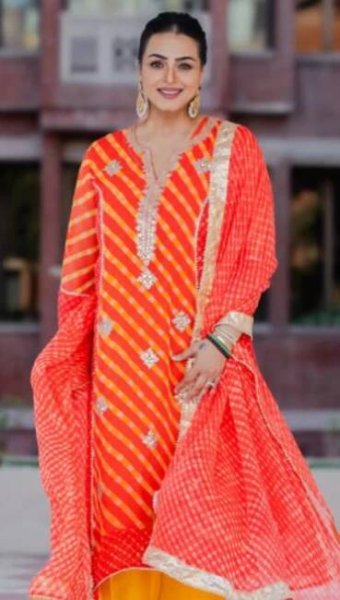 Shilpa Shirodkar's trendy ethnic outfits