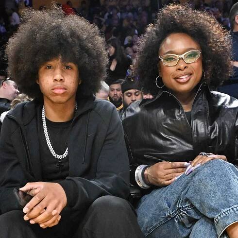 Jennifer Hudson (R) and David Otunga Jr. attend a basketball game between the Los Angeles Lakers and the Minnesota Timberwolves
