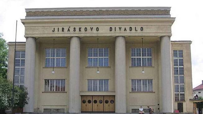 NÁZOR: Socha slavného rodáka patří před divadlo