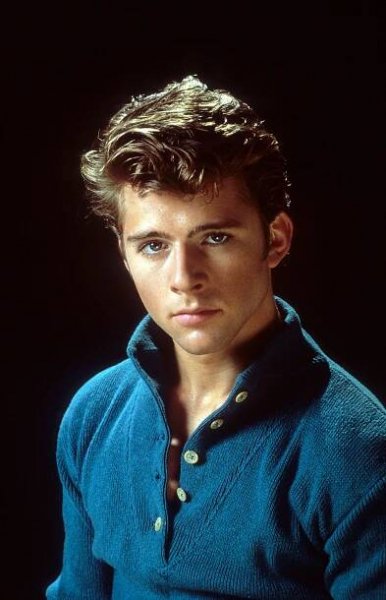 Maxwell Caulfield in Pomáda 2 (1982)