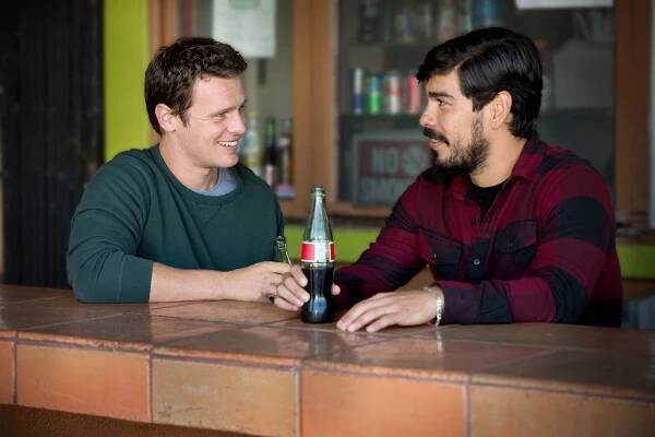 Hledání - Looking for Truth - Z filmu - Jonathan Groff, Raúl Castillo