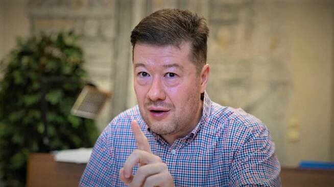 Kamera zachytila, jak žena zaútočila štrúdlem na Tomia Okamuru. Ukřičený politik po zásahu šlehačkou na chvíli zmlkl. Výsledek zhodnotil politolog