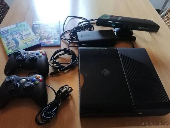 Xbox 360 E + Kinect, kapacita 4GB 2x ovladac, 2x Hra - Ostrava