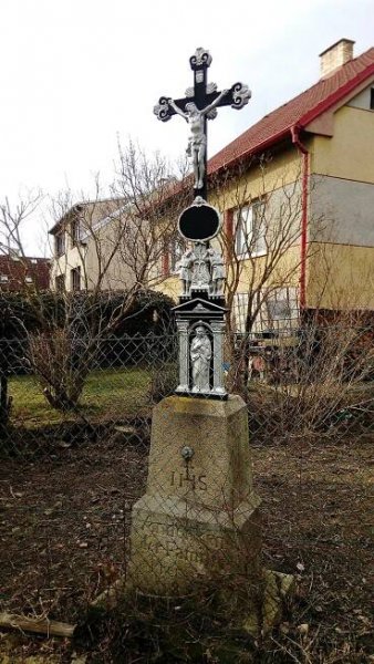 Soubor:Mokré (Litvínovice), wayside cross at house No 58 (01).jpg