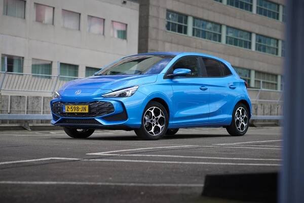 Najde za tyto peníze konkurenci? Hybridní MG3 míří do Česka, Fabii zneklidní spaní