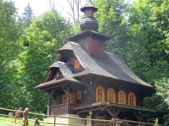 Znáte dřevěné sochy ve Velkých Karlovicích? Zajímavostí je i dřevěná kaple