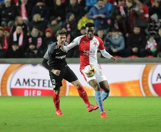 Zápas fotbalové Evropské ligy  SK Slavia Praha - Sevilla FC v Edenu.