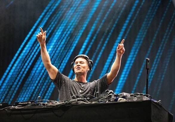Joel Corry tech-house