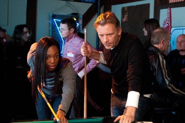 Rookie Blue - S trochou víry - Z filmu - Enuka Okuma, Callum Keith Rennie