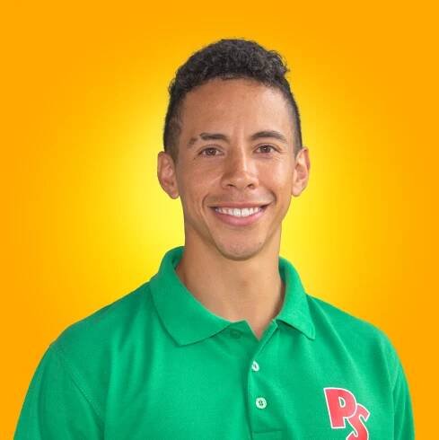 Un hombre que llevaba una camiseta polo verde con la letra p