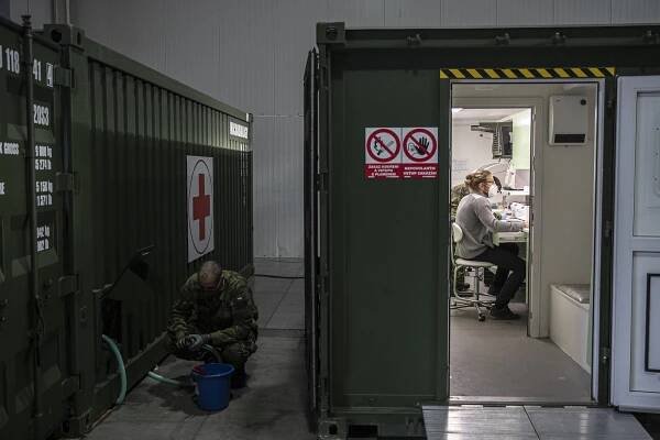 Američtí lékaři v Česku? Garda, která bude střílet, tvrdí konspirátorka