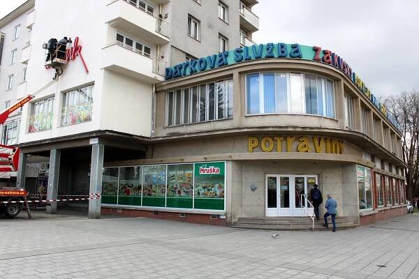OBRAZEM: Legendární Labužník má nový nápis. Brzy bude i svítit