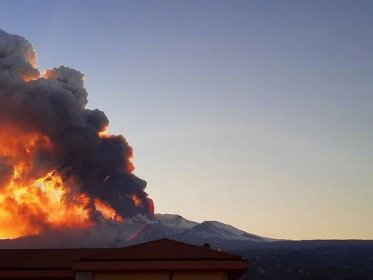 Majestátní Etna se probudila k životu a chrlí lávu. Nedalekou Katánii zasypal popel
