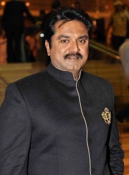 Varalaxmi Sarathkumar parents father R Sarathkumar | Celebrity family wiki