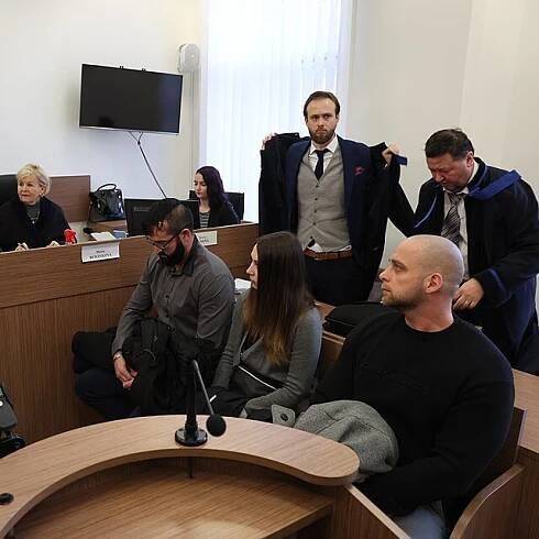 Tomáš Strnad, jeho partnerka a Tomáš Soukup u Obvodního soudu pro Prahu 5