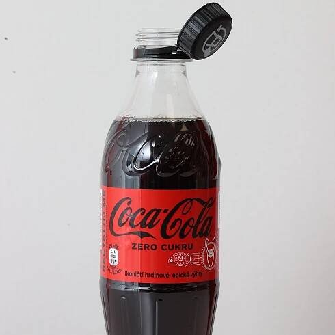 Víčka už se jen tak nezbavíte. Coca Cola přišla s novým konceptem PET lahví