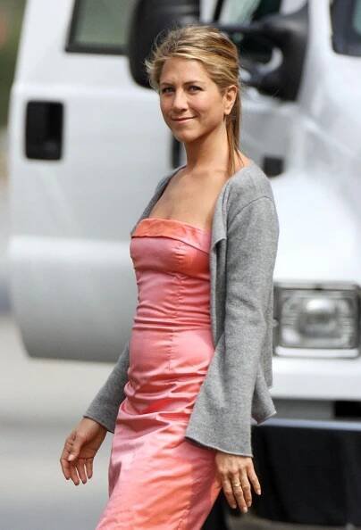 Jennifer Aniston podprsenku neřeší! Pořiďte si pevná prsa, jako má ona