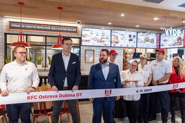 KFC na Dubině je otevřeno. Prvních 100 zákazníků v Ostravě mělo kyblík zdarma