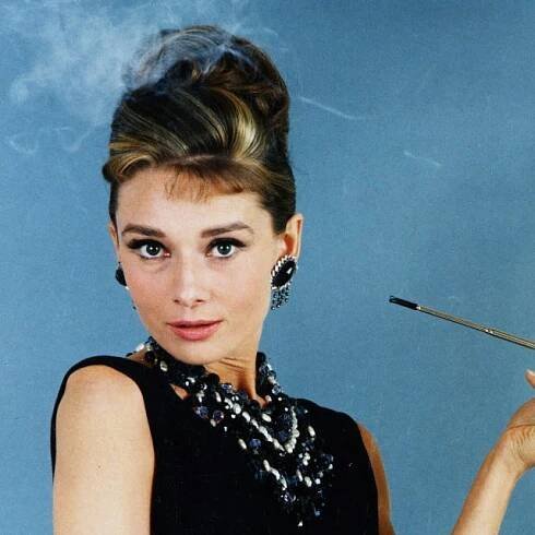Audrey Hepburn ve filmu Snídaně u Tiffanyho. Kultovní jsou taky její filmy Prázdniny v Římě,  Sabrina nebo My Fair Lady. Nikdy nevážila víc než 50 kg,  což jí při výšce 170 cm dodávalo na křehkosti | foto: Fotobanka Profimedia