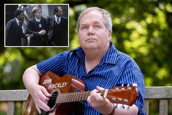 John Hinckley Jr. plays his guitar in Williamsburg, Virginia, on September 14, 2022. - More than four decades after John Hinckley shot Ronald Reagan, the man who was acquitted of the crime on an insanity defense and subsequently hospitalized for 34 years is fully free.
