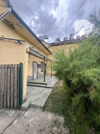 Starší rodinný dom s veľkým pozemkom na výnimočnom mieste v Štúrove – ideálna investičná príležitosť!
